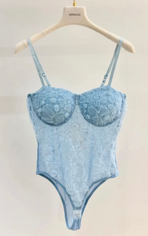 Lichtblauwe kanten body