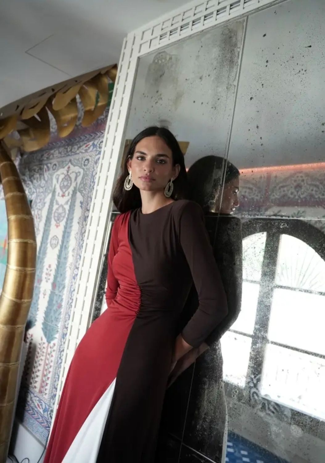 driekleurige jurk gemaakt van tricot.