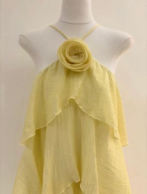 Elegante maxi jurk in een botergele kleur