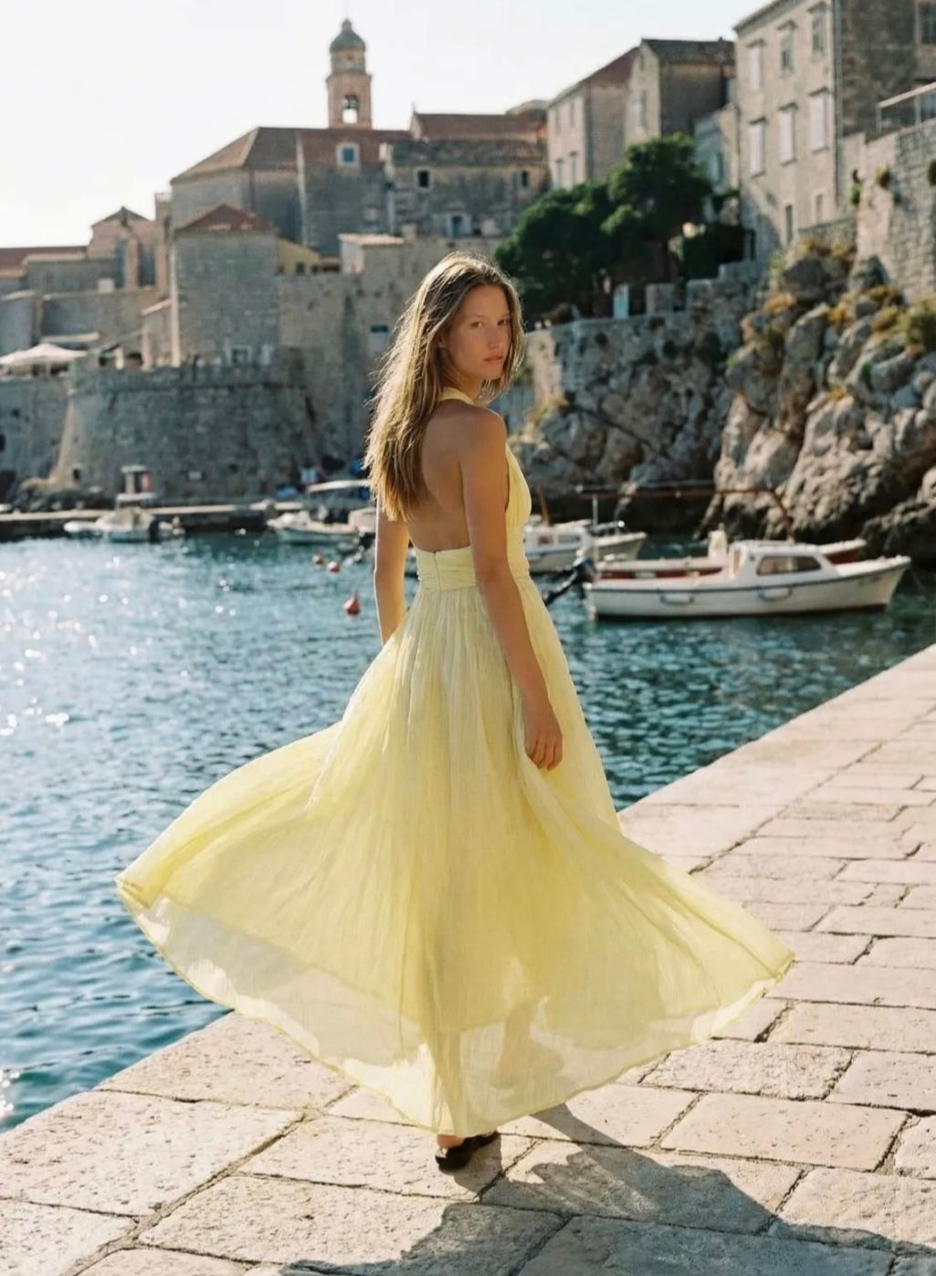 Gele halter midi jurk in chiffon – Elegante zomerjurk