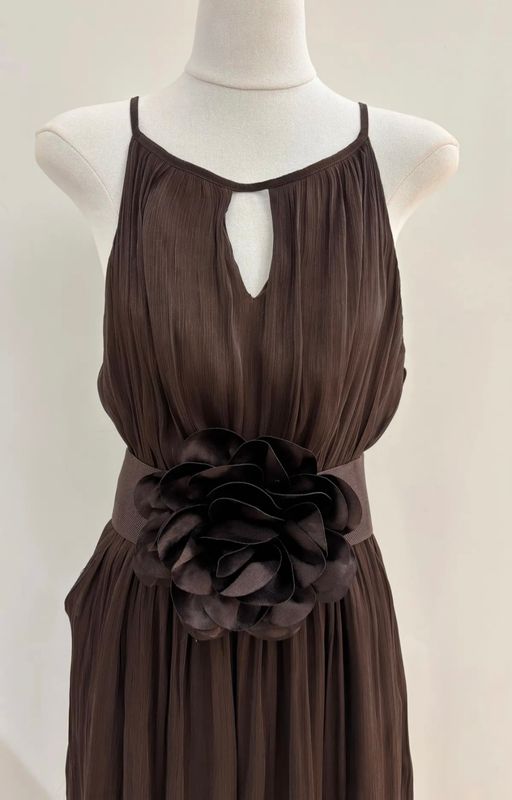 Jumpsuit in choco - plissé met Bloemdetail - Elegante Feestlook