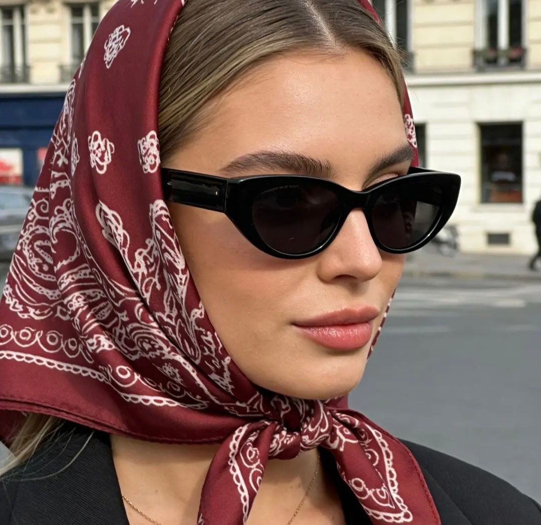 Zijde sjaal in bandana motief