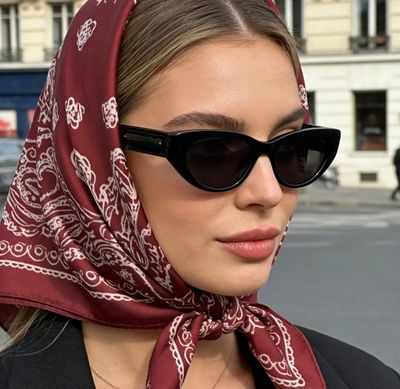 Zijde sjaal in bandana motief