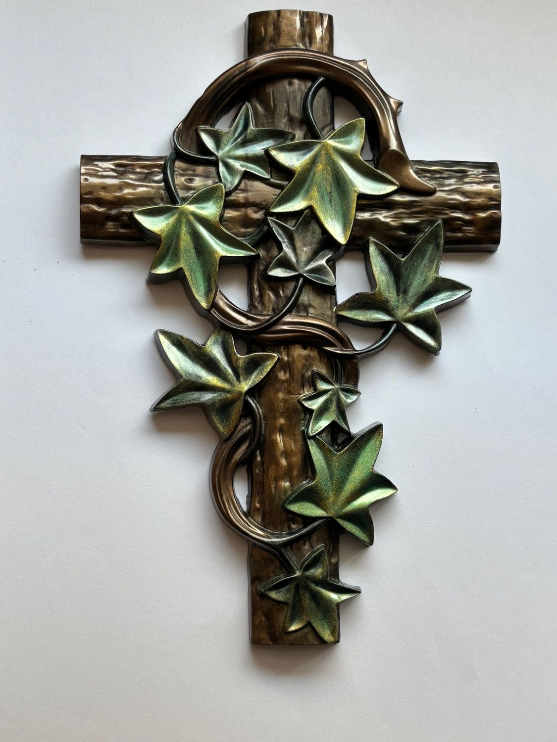 Cruz enredada de 13x19,5 cm.