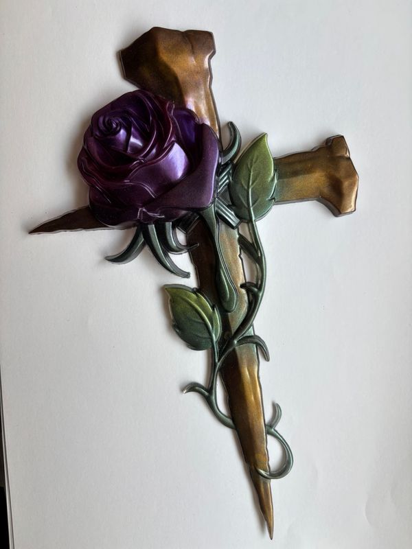 Cruz con rosa de 15x24 cm.