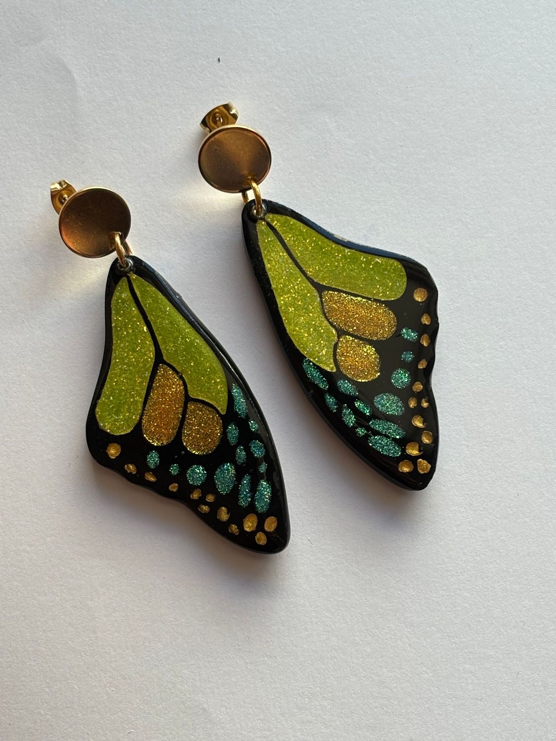 Pendientes alas mariposa negros