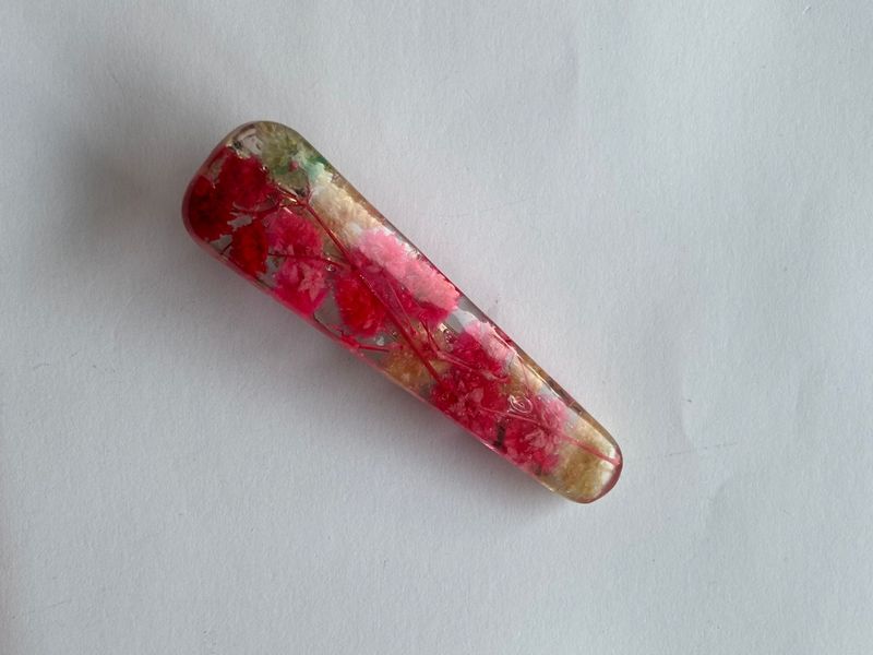 Clip pelo flores rojas