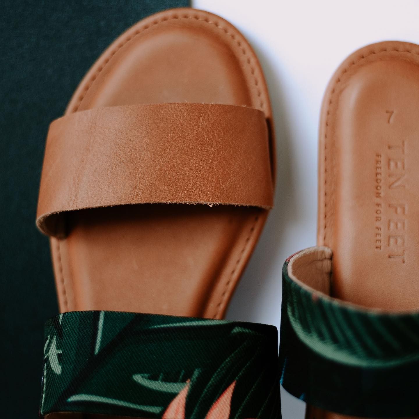SANDAL TAN &amp; JEWEL