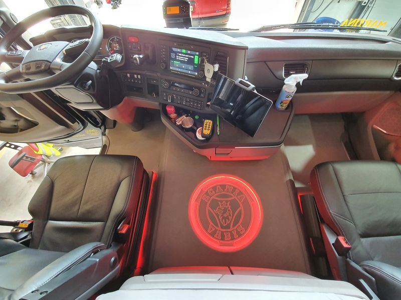 Beleuchtetes Logo für Motortunnelabdeckung und Fussbodenverkleidung