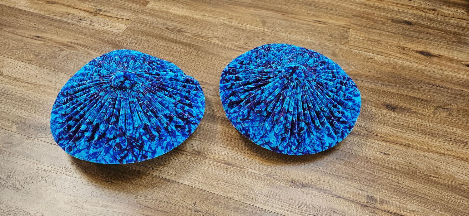 Chinesische Dänisch Plüsch in blau mit LED in rot