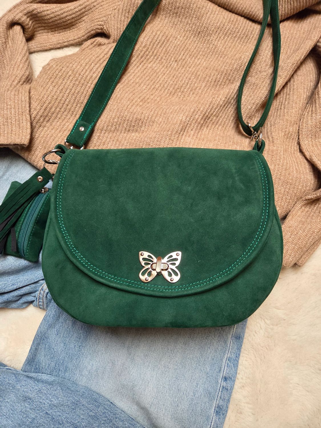 Półokrągła butelkowa listonoszka z klapką.