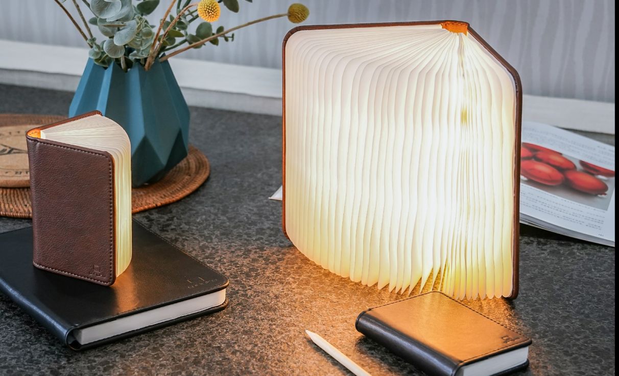 Lampe livre en cuir noir
