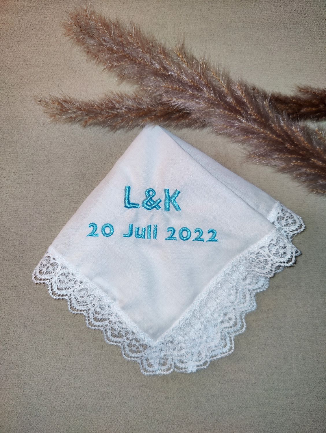 Zakdoekje met initialen bruid en bruidegom en huwelijksdatum