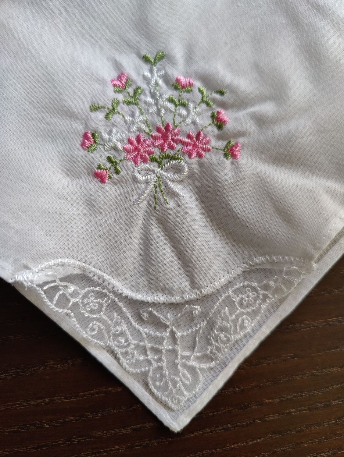 Zakdoekje met bosje veldbloemen roze
