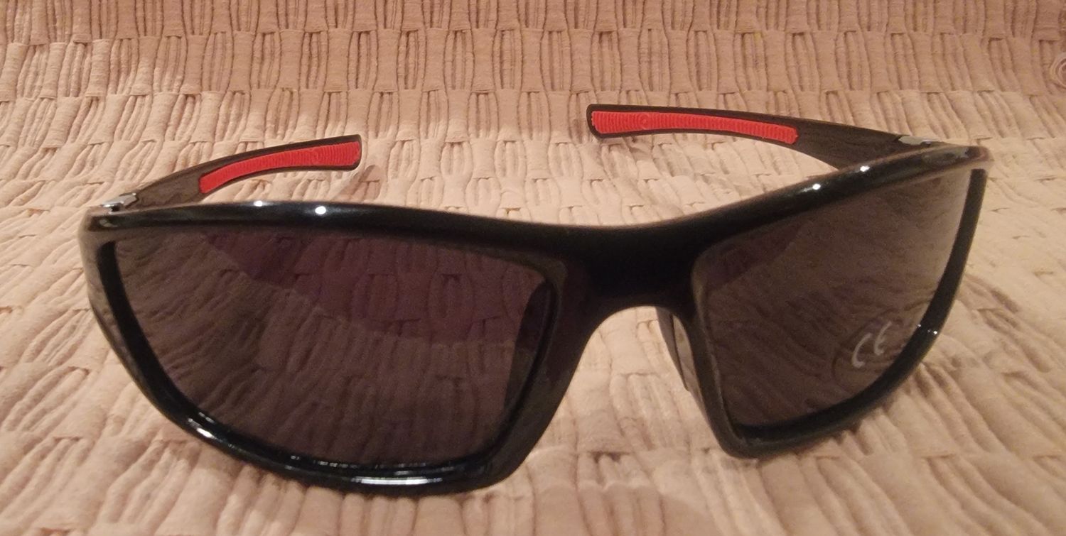 Sun Glasses Full Frame Black Frame W Red Arms