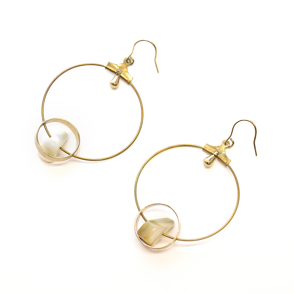 Round earrings with pearl stones