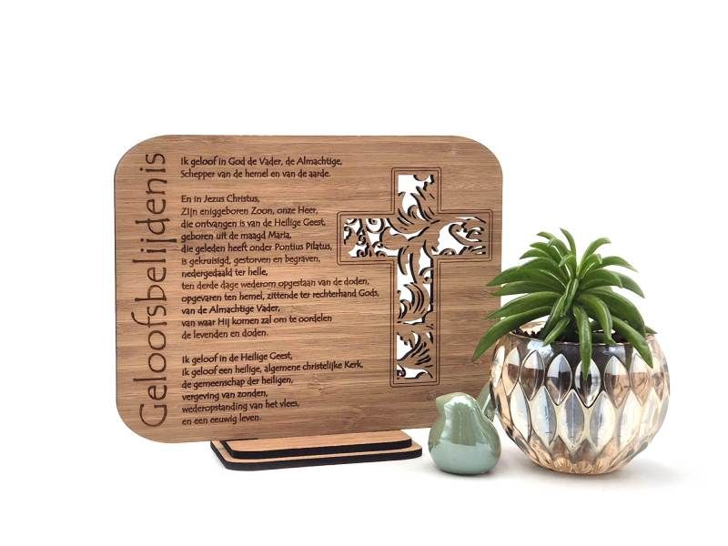 Tekst op houten decoratie van de Protestantse geloofsbelijdenis uitgesproken tijdens belijdenis in de PKN kerk.