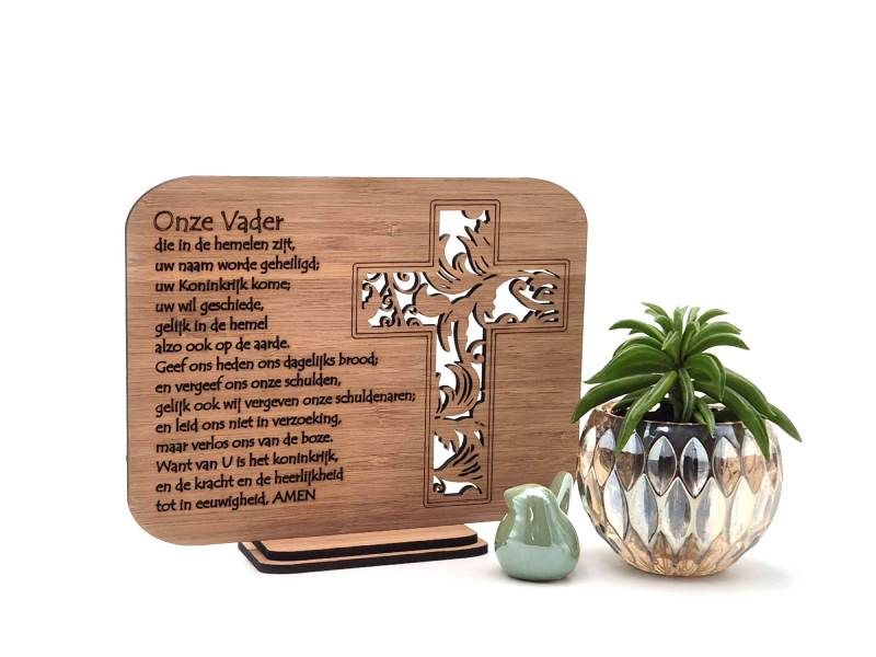 Houten bordje met uitgesneden kruis en de bemoedigende tekst van het Christelijke gebed &quot;Het Onze Vader&quot;
