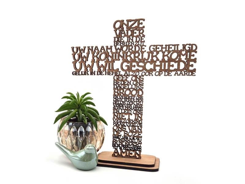 Houten kruis, staand op een voetje en gevormd door de open letters van het Christelijke gebed uit Mattheus &quot;Het Onze Vader&quot;.