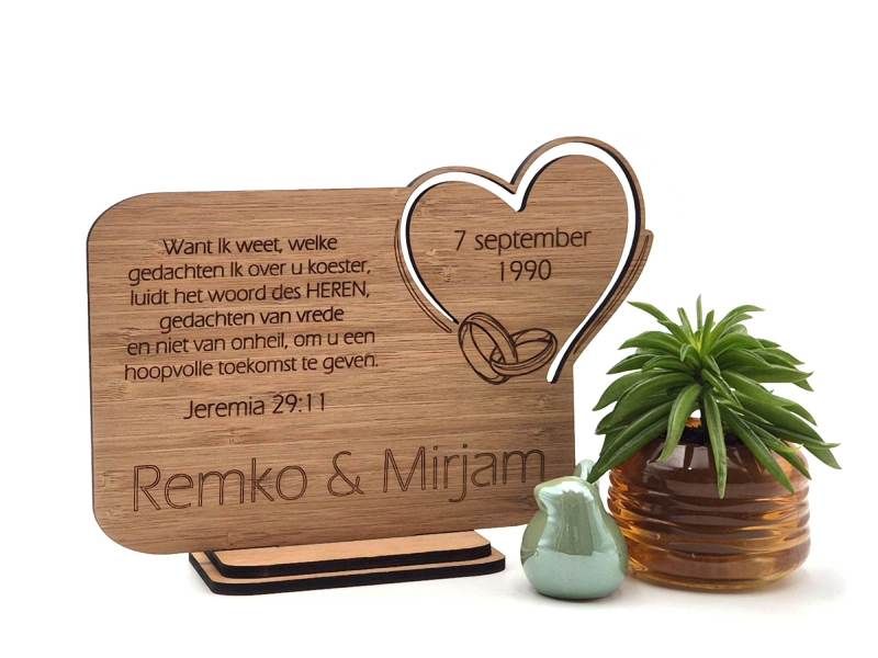 Gepersonaliseerd origineel huwelijks cadeau voor bruiloft met bijbeltekst, datum en namen. Een blijvende herinnering.