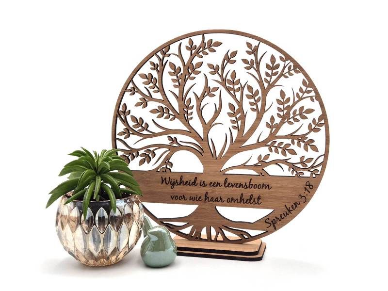Levensboom, uitgesneden uit hout, gepersonaliseerd met Bijbeltekst of persoonlijke uitspraak. Mooi interieur item.