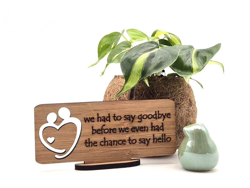 Een waardevol aandenken of troostend cadeau met ouders die een hart omarmen als symbool voor een verloren ongeboren kind.