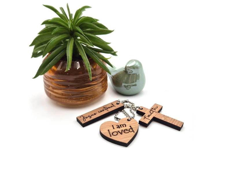 Set christelijke sleutelhangers geschikt als klein cadeautje voor een man of een vrouw of om weg te geven.