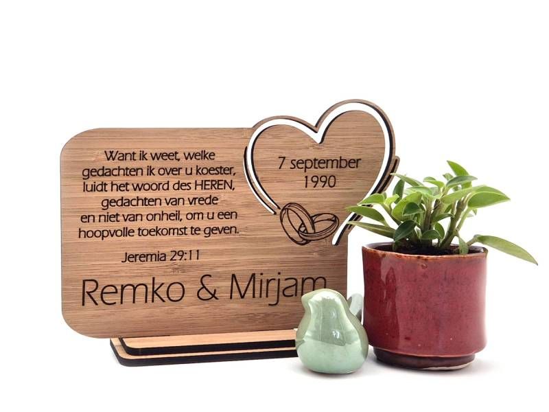 Gepersonaliseerd origineel huwelijks cadeau voor bruiloft met bijbeltekst, datum en namen. Een blijvende herinnering.