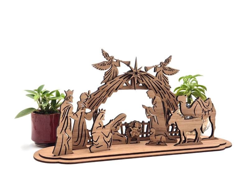 Houten kerststal, handgemaakt, geboorte van Jezus, losse dieren en poppetjes, tijdloos, kerstfeest, kerstcadeau