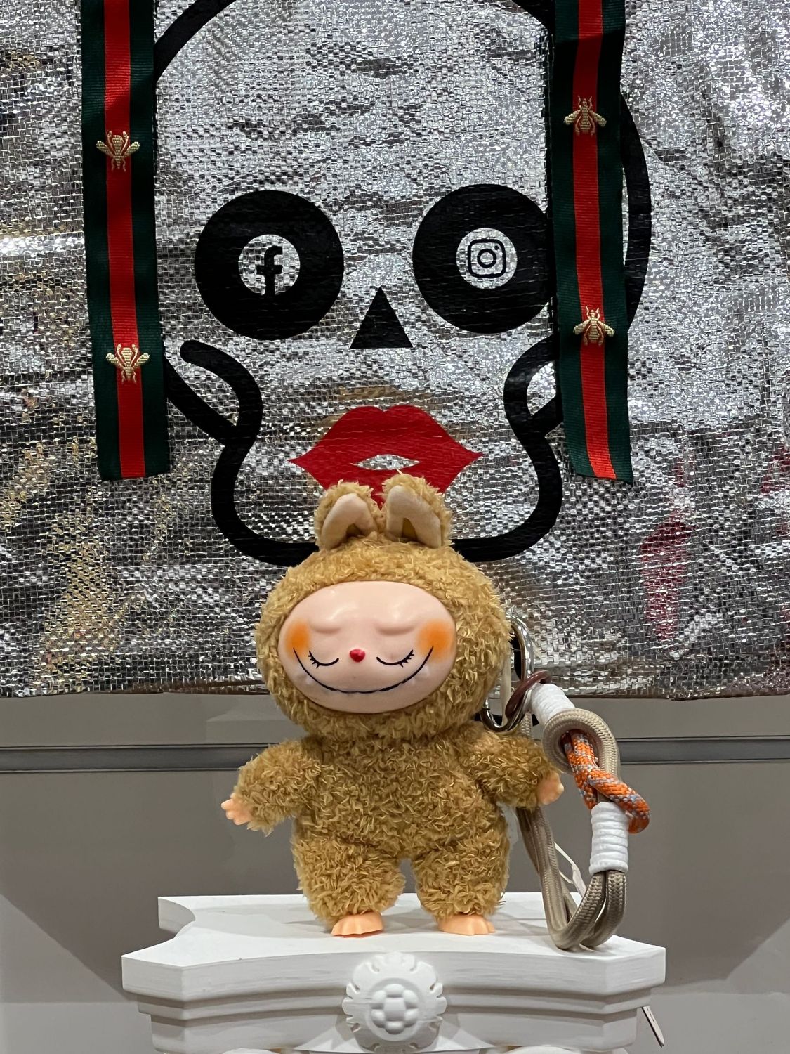 Labubu Kontatto beige con occhi chiusi