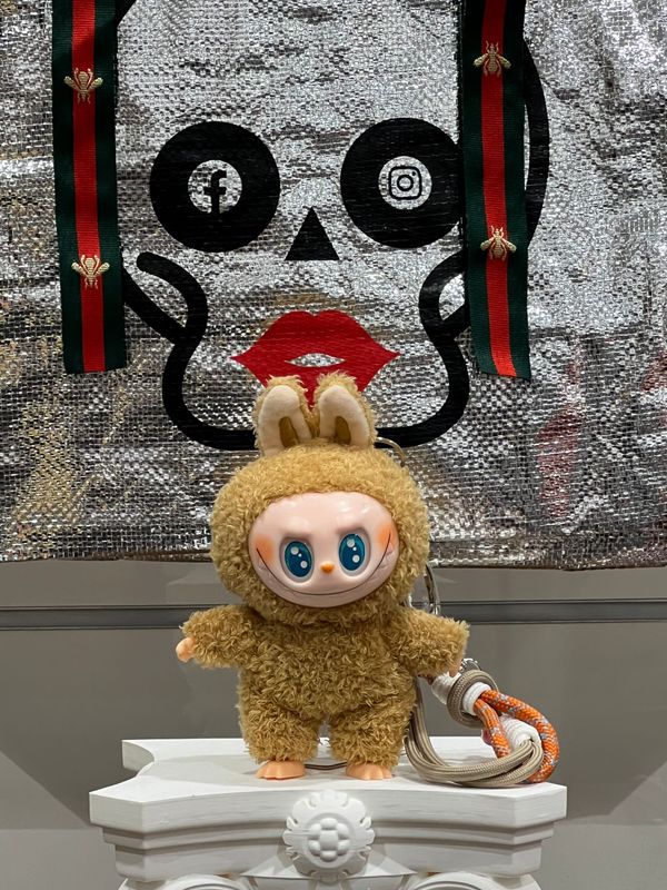 Labubu Kontatto beige con occhi aperti