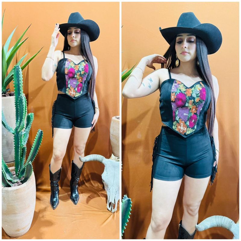 SHORT DE GAMUZA CON BARBITAS