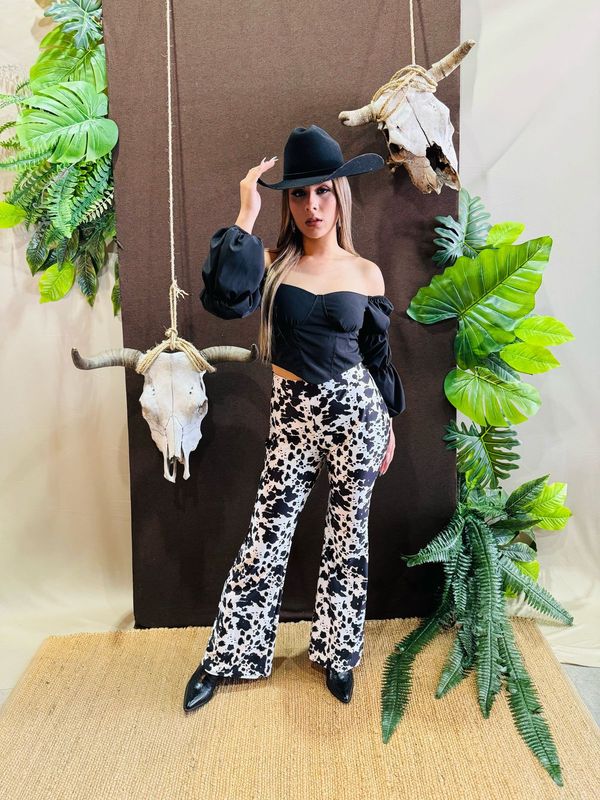 PANTALON ACAMPANADO CON ESTAMPADO DE (VACA)