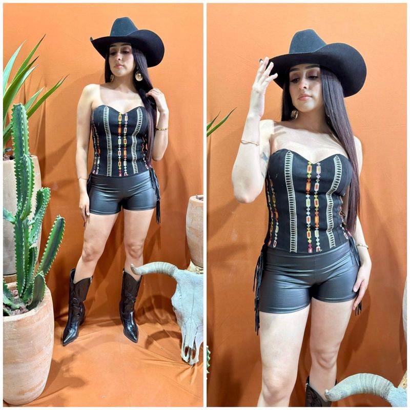 SHORT DE VINIPIEL CON BARBITAS