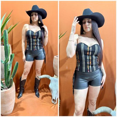 SHORT DE VINIPIEL CON BARBITAS