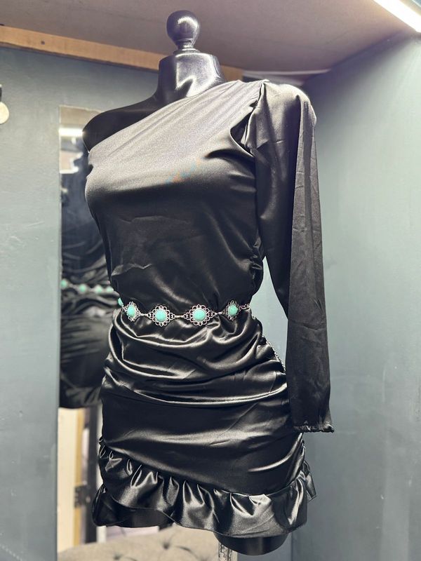 VESTIDO ASIMETRICO  CON VOLANTES