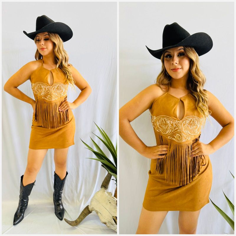 VESTIDO CON BARBAS Y ESCOTE EN  PECHO