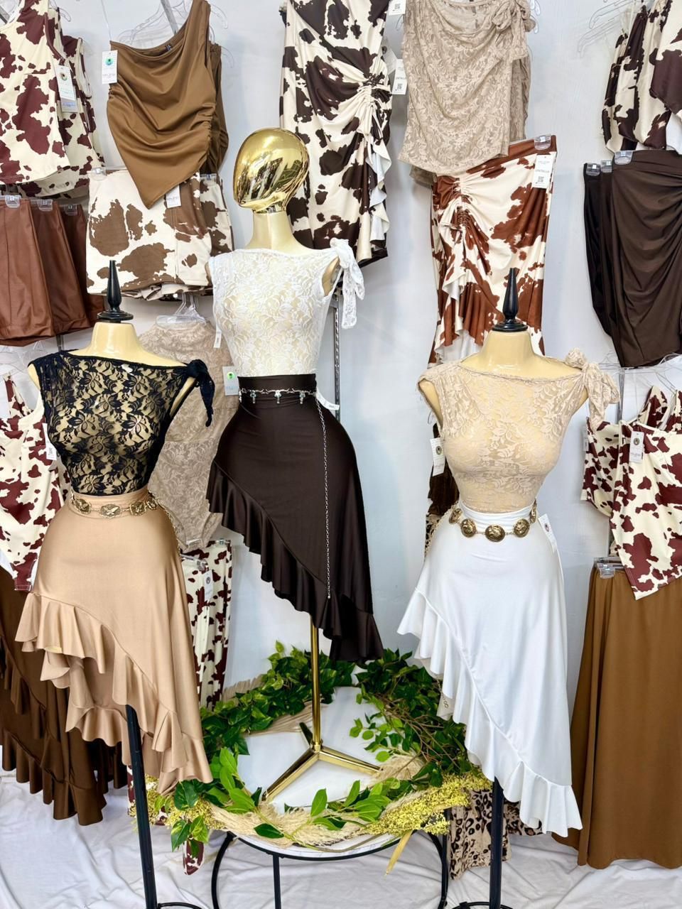 FALDA SATIN CON OLAN ESQUINADA