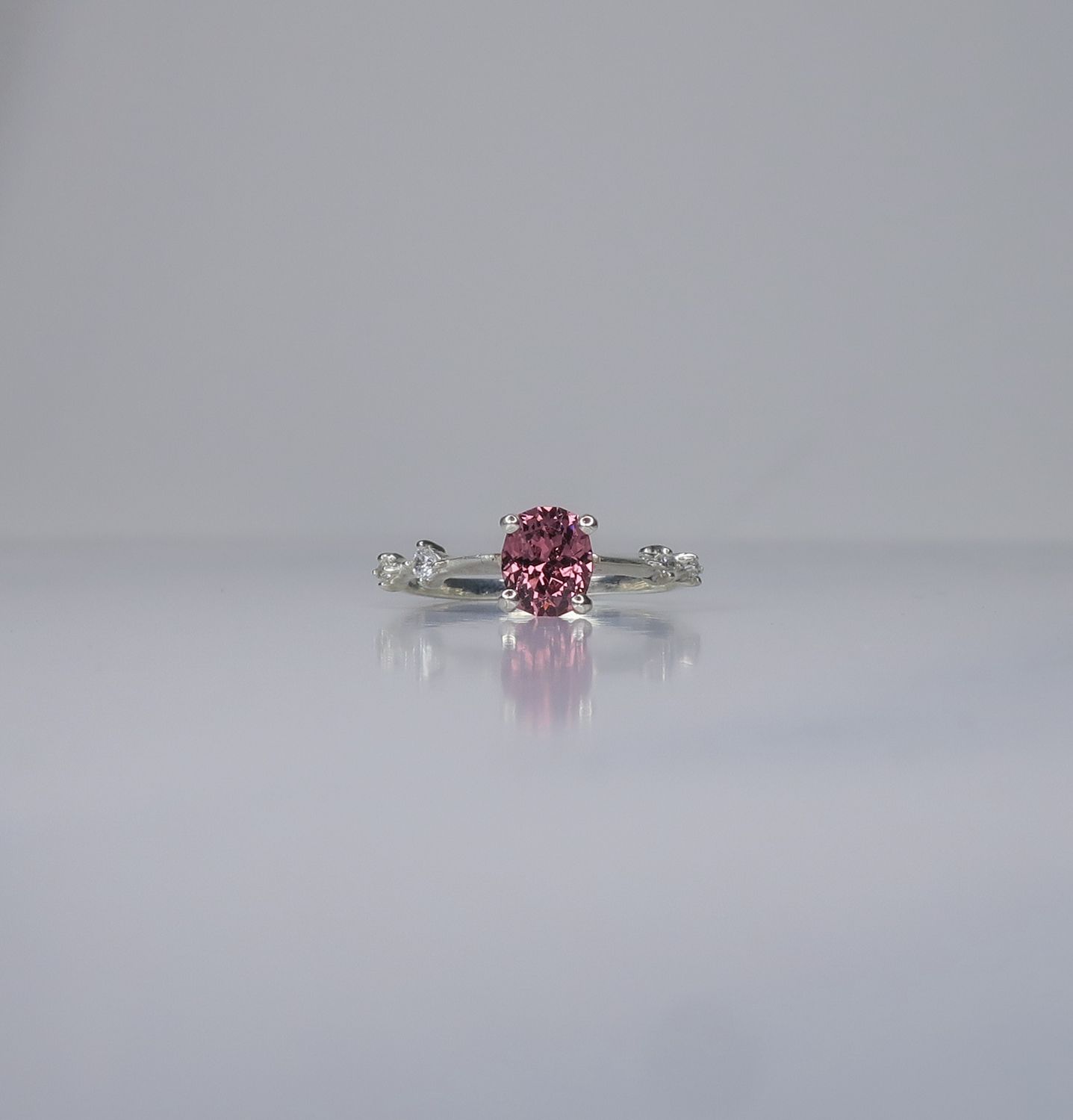 Garnet Elísabet Ring