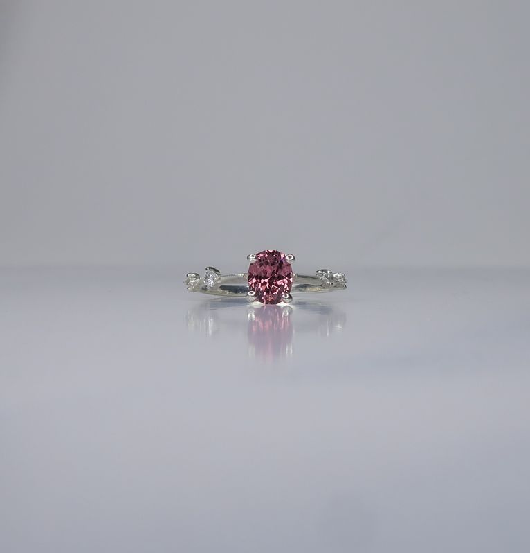 Garnet Elísabet Ring