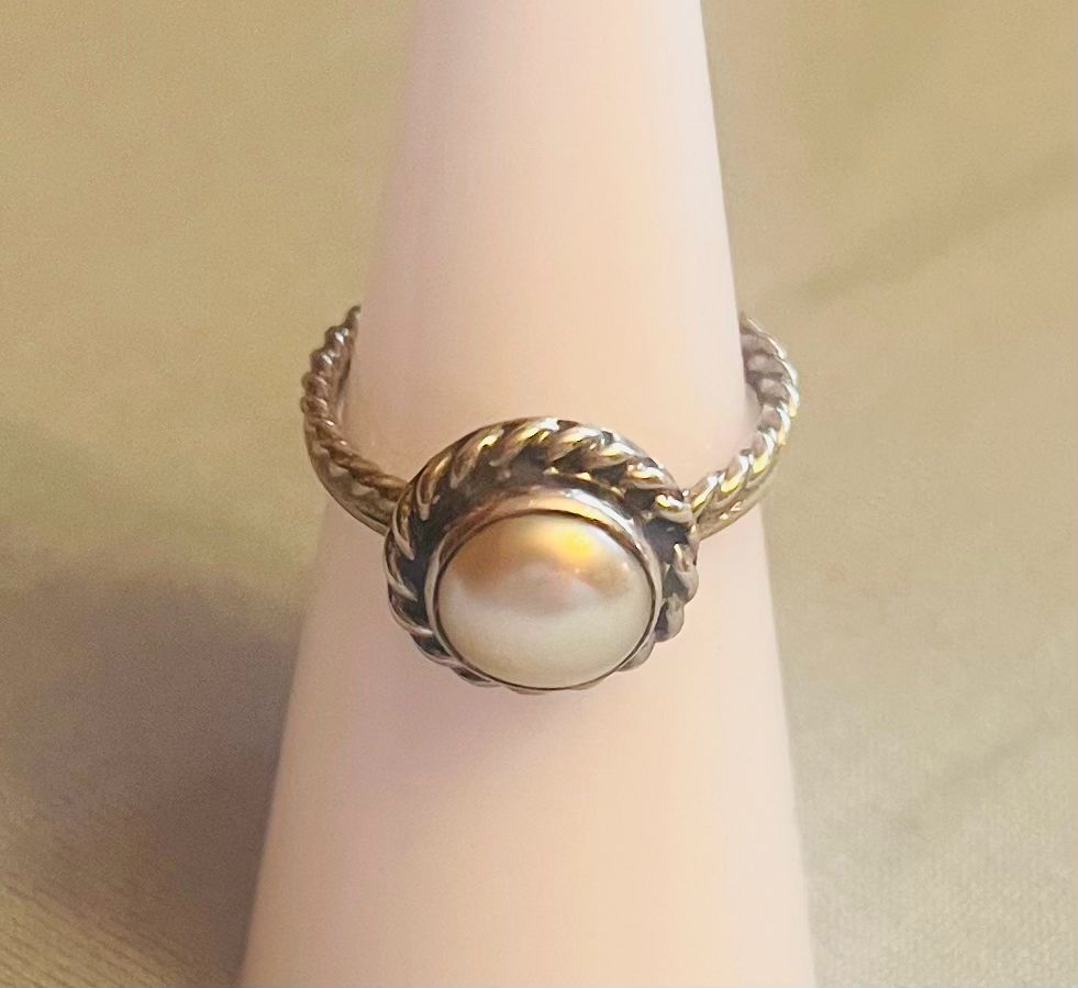 Single Pearl in Roped Band Size 6