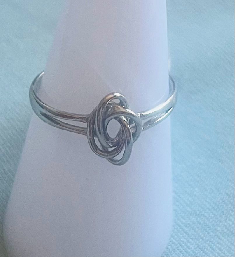 Dainty Messy Knot Size 8
