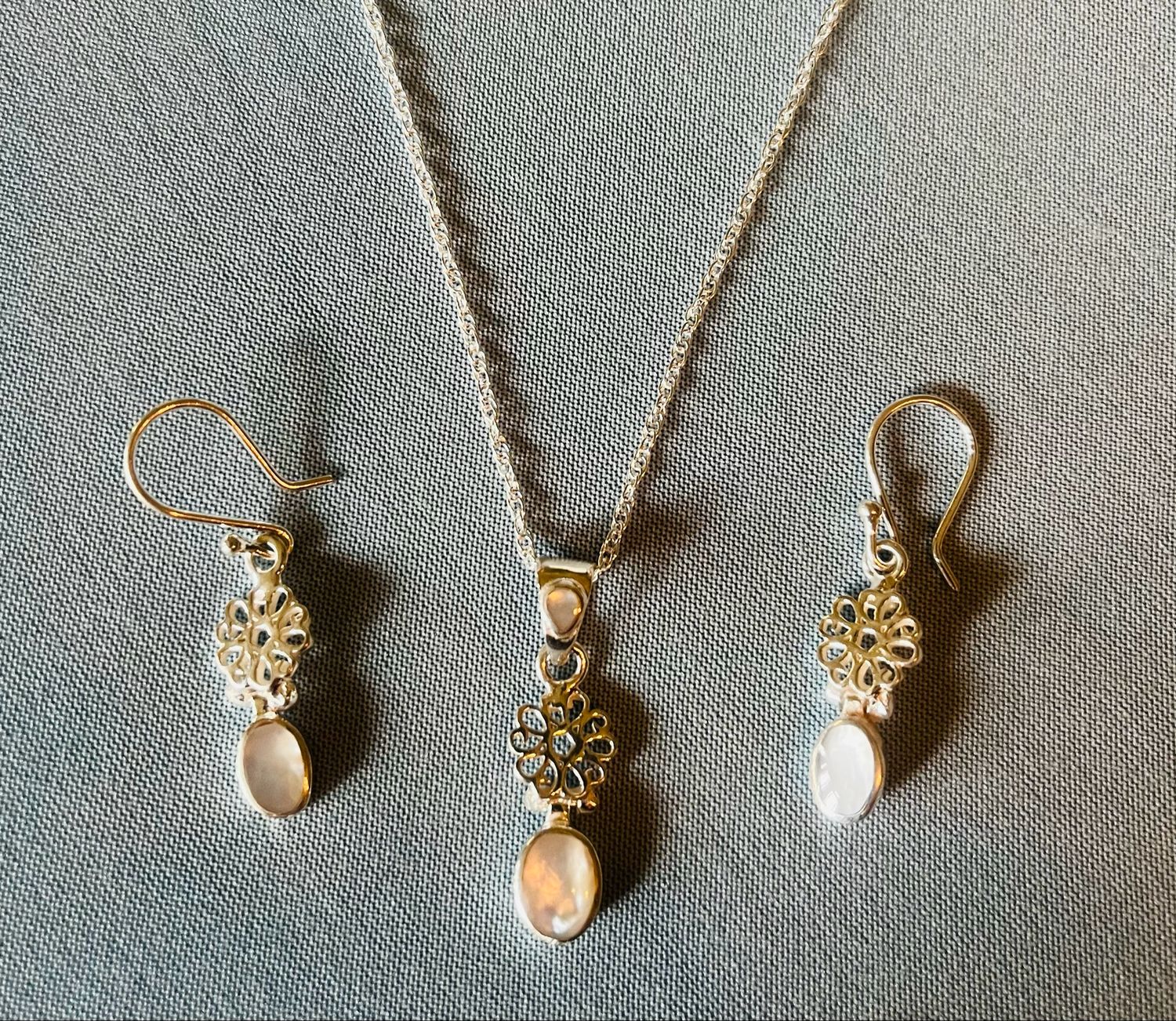 Mom of Pearl &amp; Flowers Dainty Set