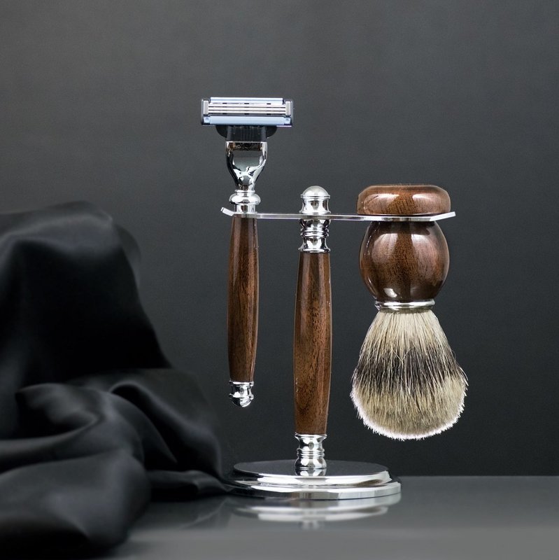 Men&#39;s Shaving Set - Wood and Chrome Stand