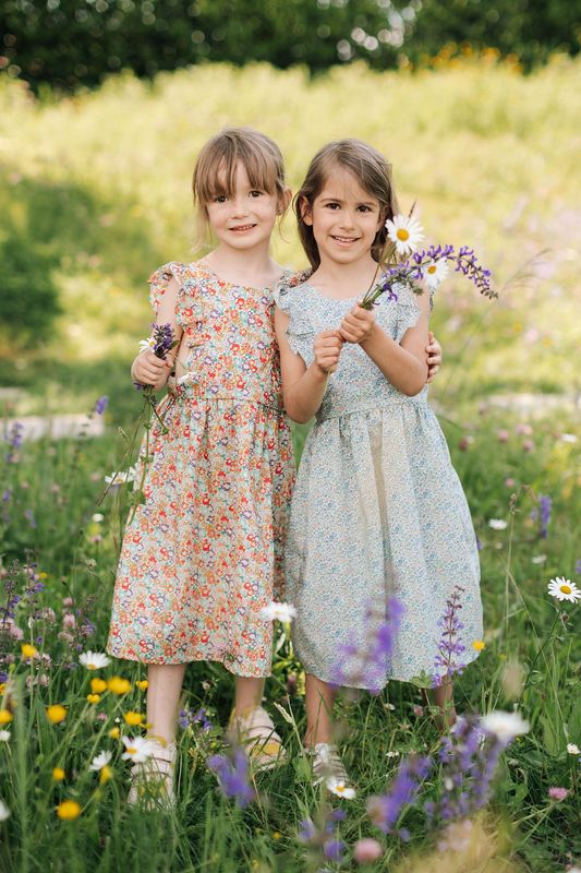 mädchen-sommerkleid-ceremonie-blumen-liberty-dos-nu-joli-samedi
