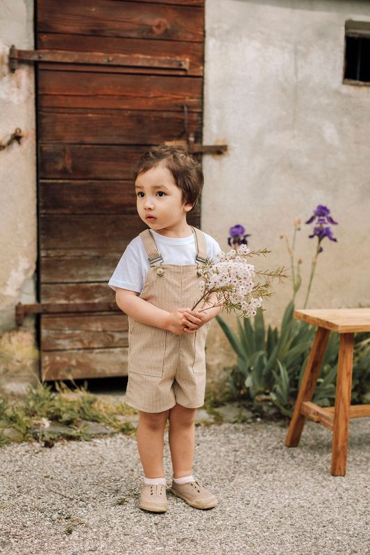 ​Salopette Courte Unisexe en Coton Rayé – Bleu ou Ocre (2 à 8 ans)