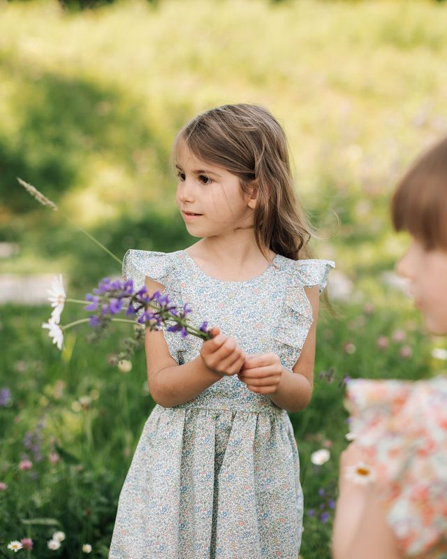 mädchen-sommerkleid-ceremonie-blumen-liberty-dos-nu-joli-samedi