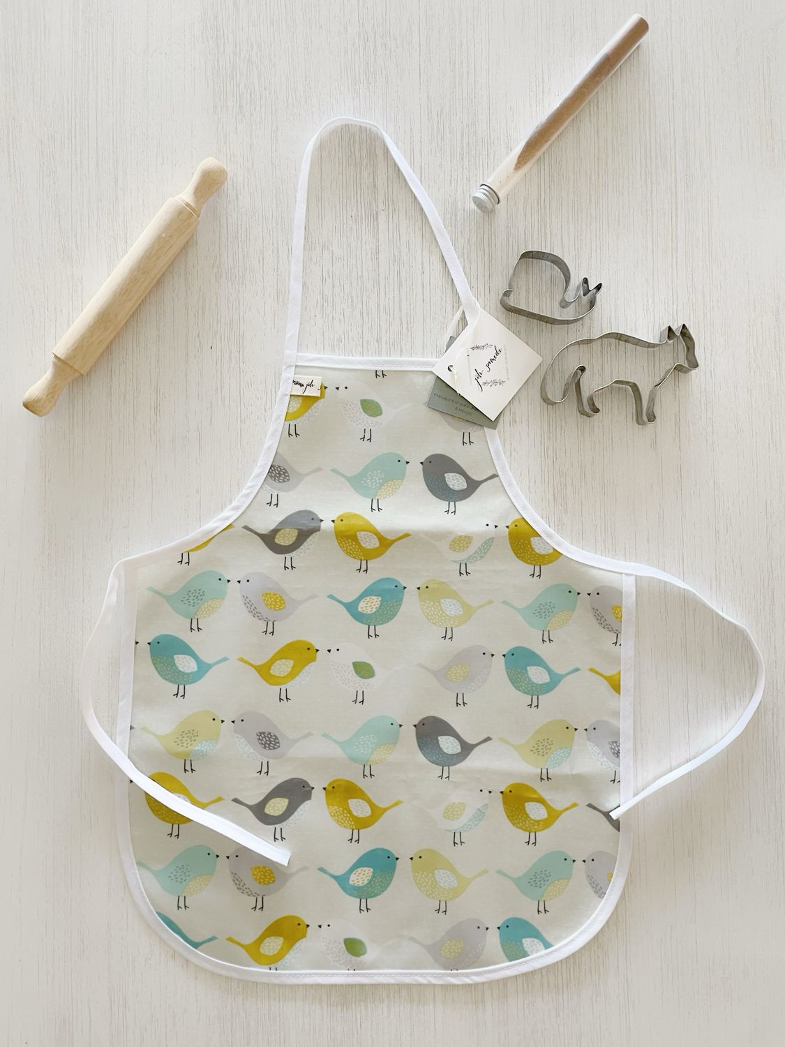 apron-kitchen-children-impermeable-montessori-birds-white-ribbon-joli-samedi