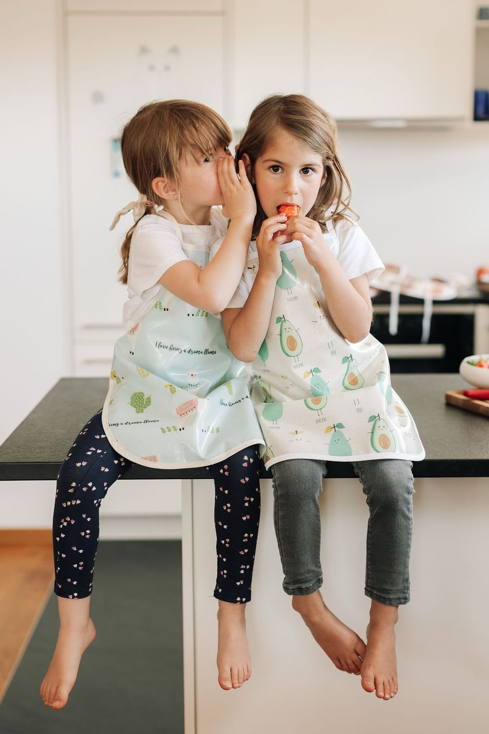 apron-kitchen-children-impermeable-montessori-unisex-avocado-fish-fruit-joli-samedi