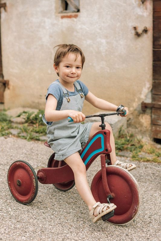 ​Salopette Courte Unisexe en Coton Rayé – Bleu ou Ocre (2 à 8 ans)